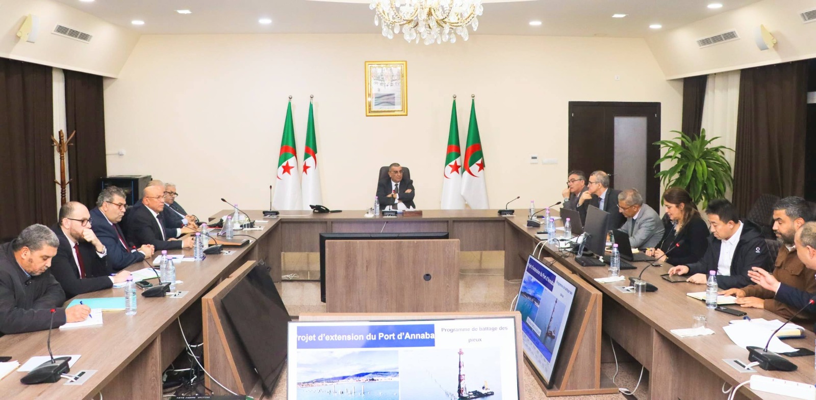 وزير الأشغال العمومية يؤكد على ضرورة تسريع وتيرة الأشغال بالخط المنجمي عنابة-بلاد الحدبة
