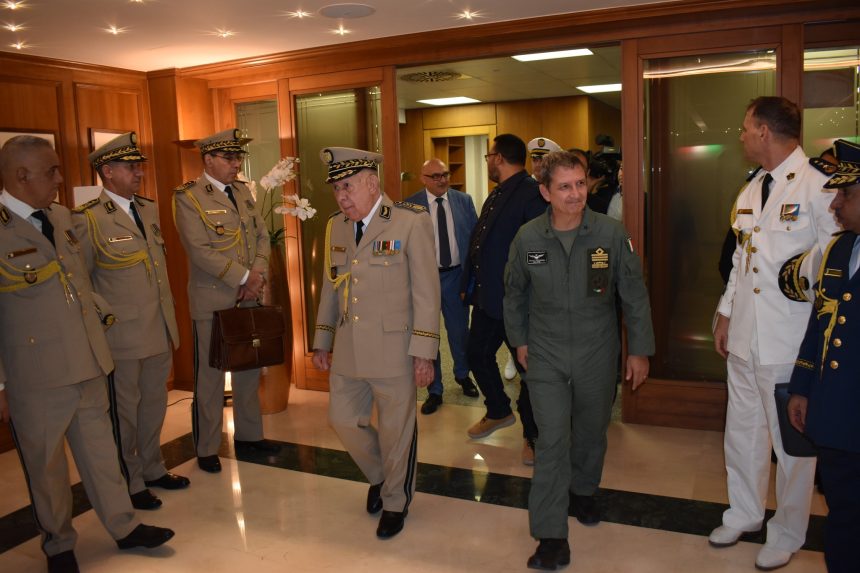 الفريق أول شنڨريحة يزور مقر قيادة العمليات ما بين الجيوش في ايطاليا