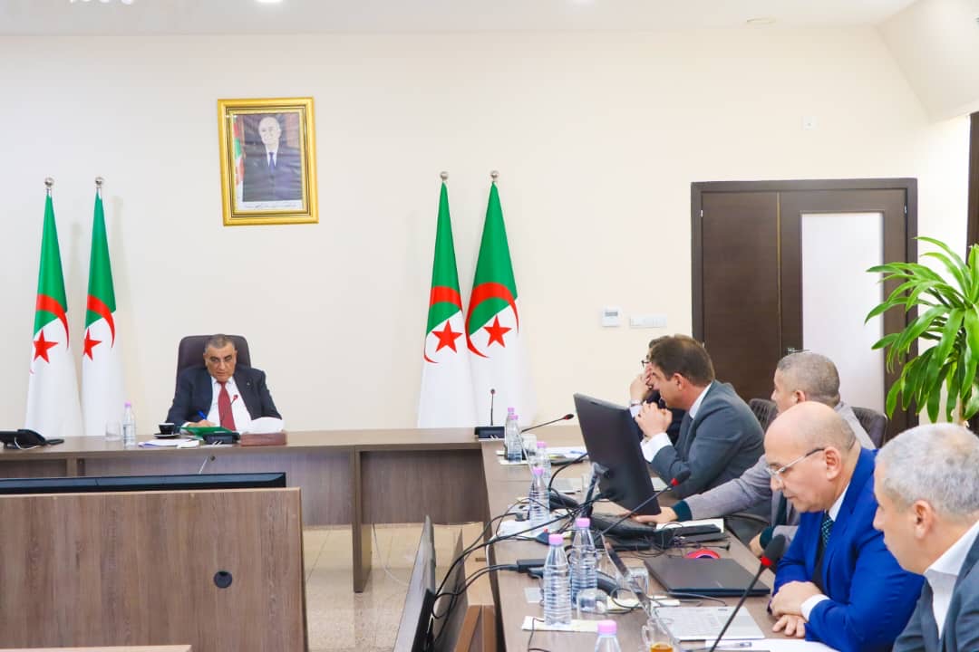 وزارة الأشغال العمومية تتابع ملفات تمويل مشاريع السكك الحديدية