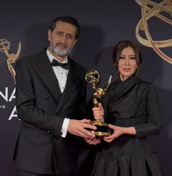 الصحفية الجزائرية فيروز زياني تتوج بجائزة إيمي لأفضل عمل استقصائي عالمي.. “غزة.. البحث عن الحياة”