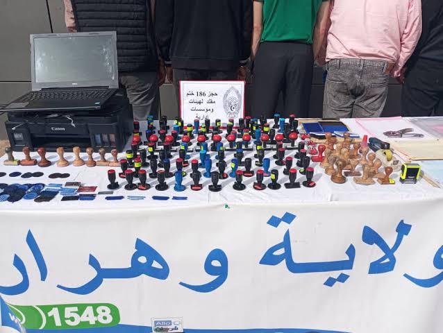 توقيف مزوّر بوهران وحجز 21 ختماً مقلداً