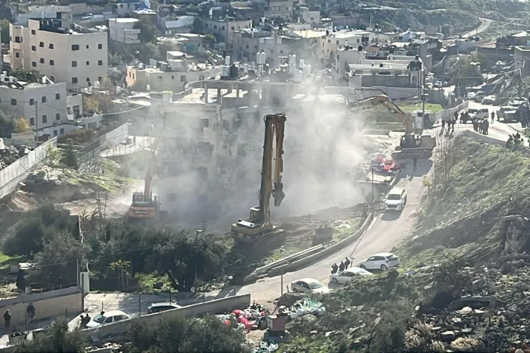 قوات الاحتلال تهدم بناية سكنية في سلوان وتعتقل فلسطينيين وسط قمع الأهالي