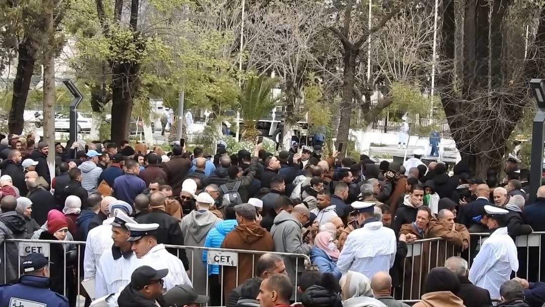 الجزائر تودّع اليامين زروال في جنازة مهيبة بباتنة