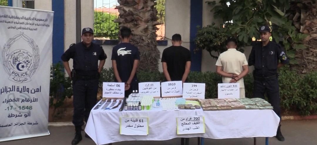 شرطة العاصمة: الإطاحة بجماعة إجرامية وضبط أزيد من 4 ألاف قرص مهلوس وقرابة 850 مليون سنتيم