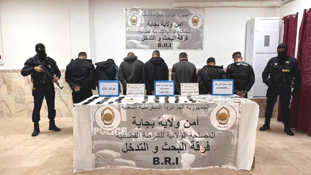 شرطة بجاية تطيح بجماعة إجرامية وتحجز كمية معتبرة من الكيف المعالج ومبلغًا ماليًا