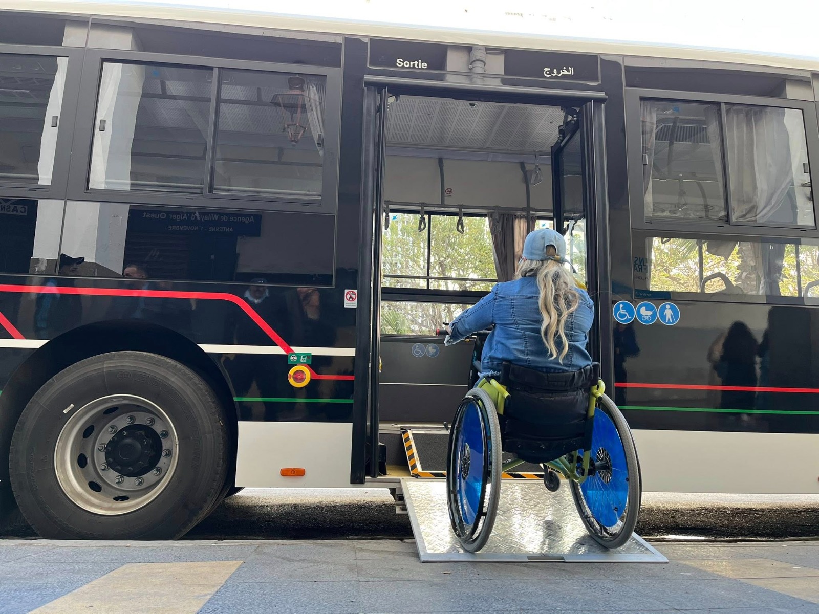 دخول مجانية النقل والتخفيض في تسعيراته لفائدة الأشخاص ذوي الإحتياجات لخاصة حيز التنفيذ