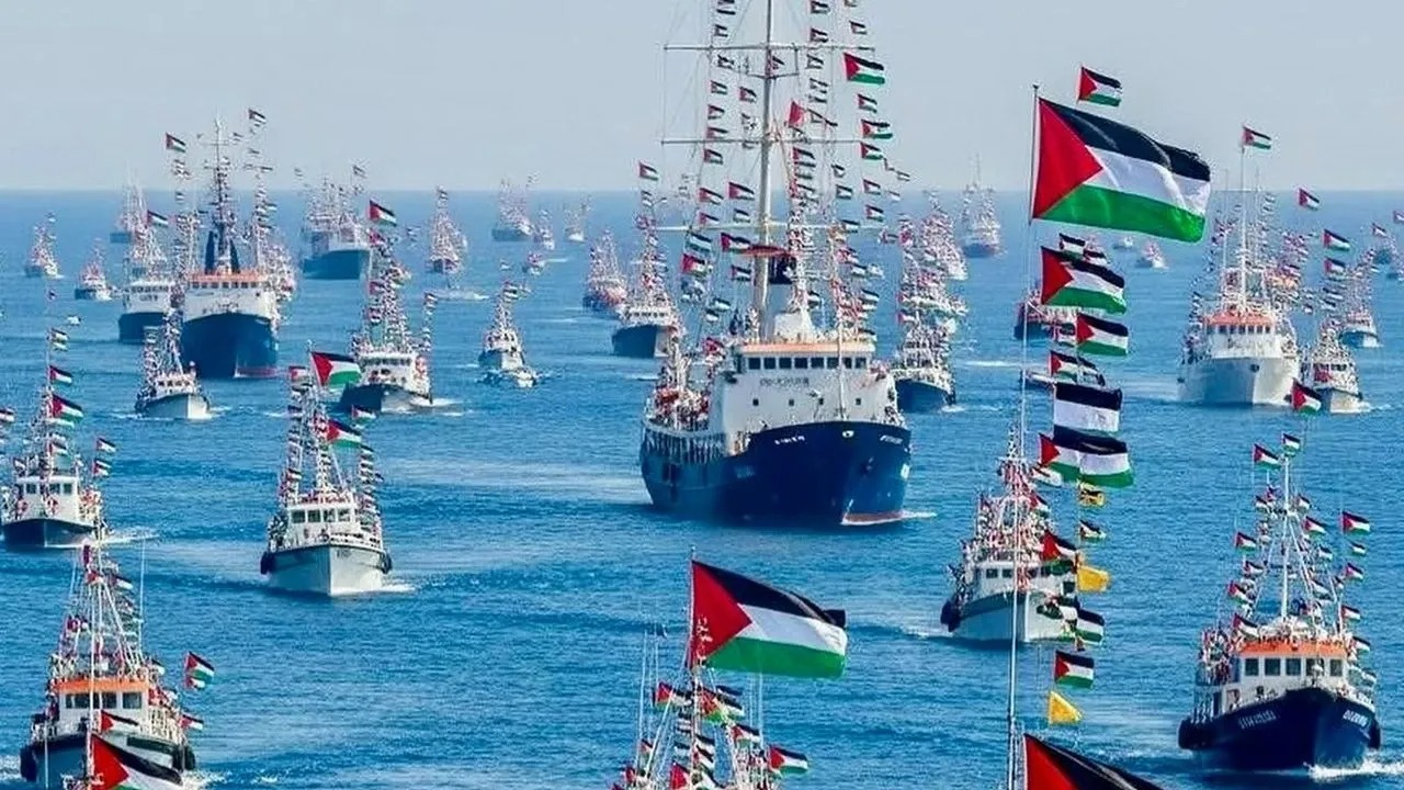 أسطول “الصمود” العالمي لكسر الحصار يقترب على مسافة 120 ميل بحري عن شواطئ غزة