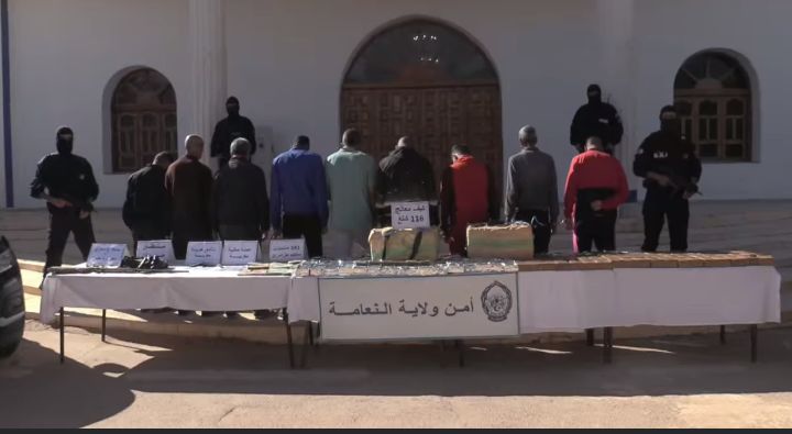 ينطلق نشاطها من المغرب..الإطاحة بشبكة إجرامية منظمة عابرة للحدود بالنعامة