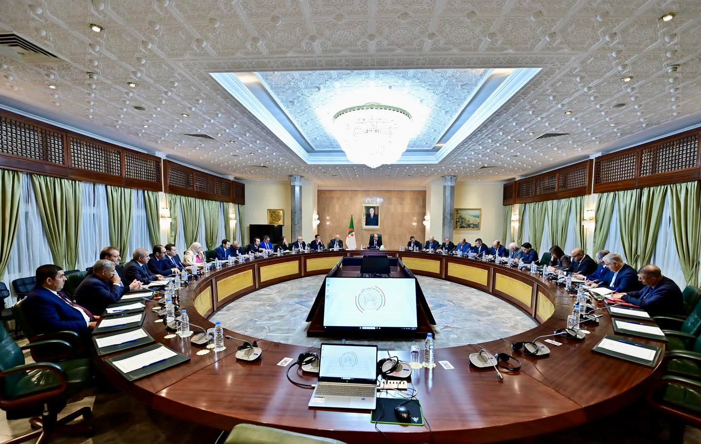 الوزير الأول يشرف على اجتماع عمل لمتابعة لتنفيذ عقود الاستثمار مع الشركاء الأفارقة