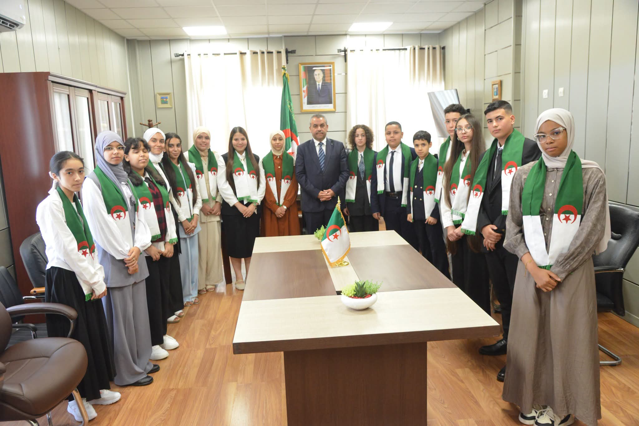 وزير التربية يستقبل التلاميذ النجباء المستفيدين من رحلة علمية إلى جمهورية بيلاروسيا