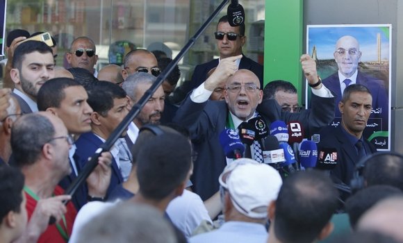 حساني شريف يتعهد بتوفير كل الظروف لتشجيع الشباب على الاستثمار في القطاع الفلاحي