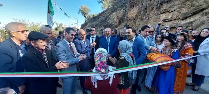والي تيزي وزو يشرف بزيارة ميدانية لقرية عين اومزيان