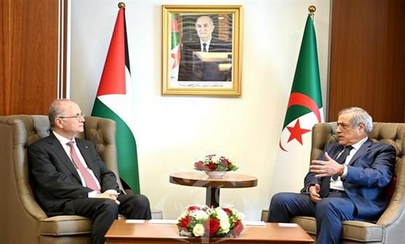 الوزير الأول يجري محادثات مع رئيس الوزراء وزير الخارجية والمغتربين الفلسطيني