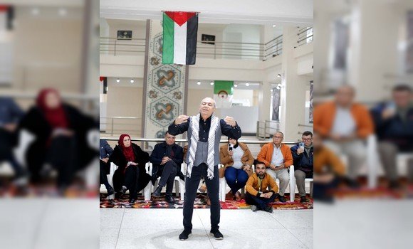 أيام المسرح العربي بسطيف : “بأم عيني” للفلسطيني غنام غنام يمتع جمهور الفن الرابع