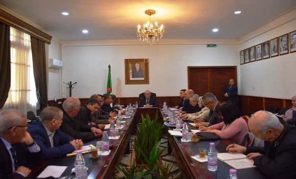 وزير الفلاحة يجتمع مع أعضاء مجلس إدارة الغرفة الوطنية للفلاحة