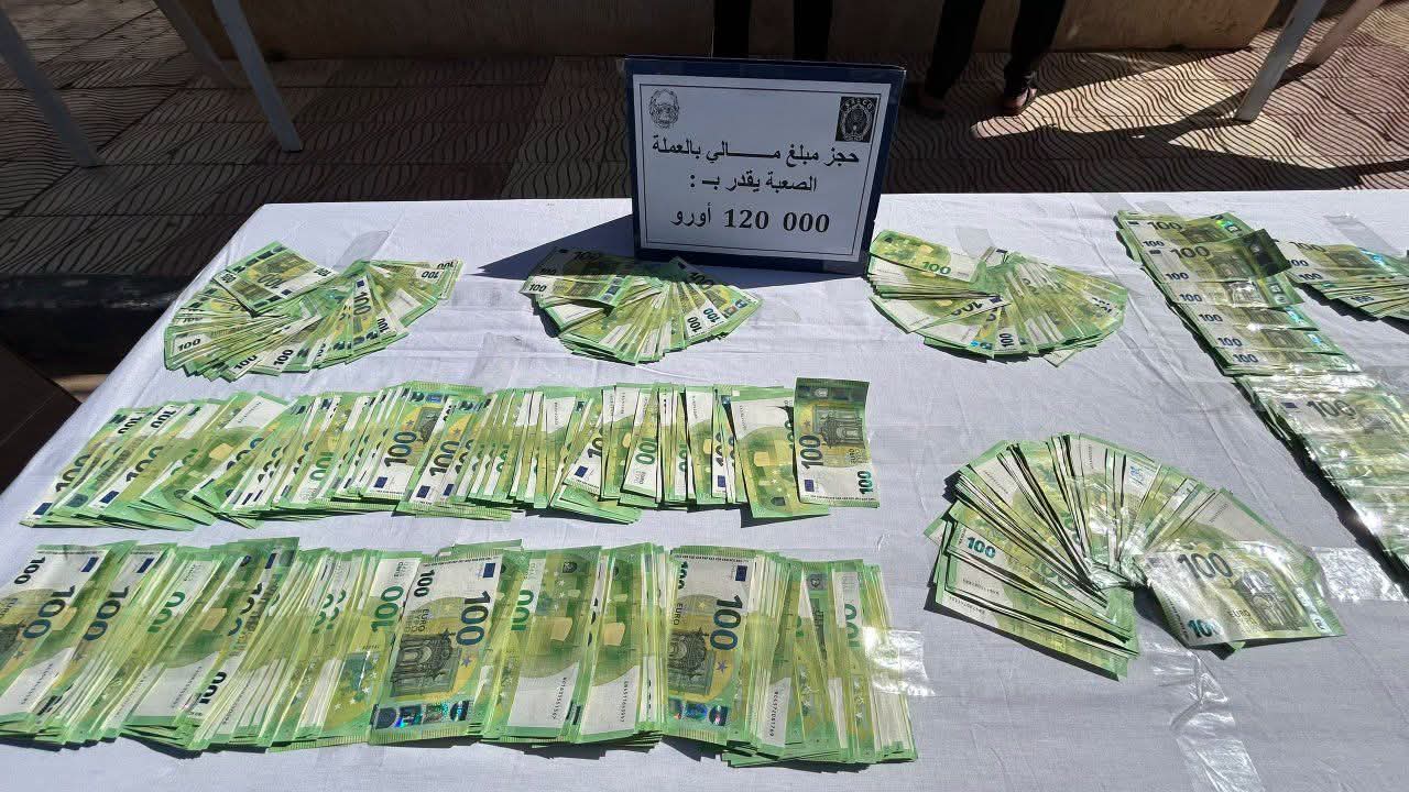 وهران: تفكيك شبكة إجرامية مختصة في تهريب رؤوس الأموال مع حجز 120.000 أورو