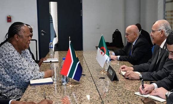 السيد عطاف يجري بأديس أبابا محادثات ثنائية مع نظيرته الجنوب إفريقية