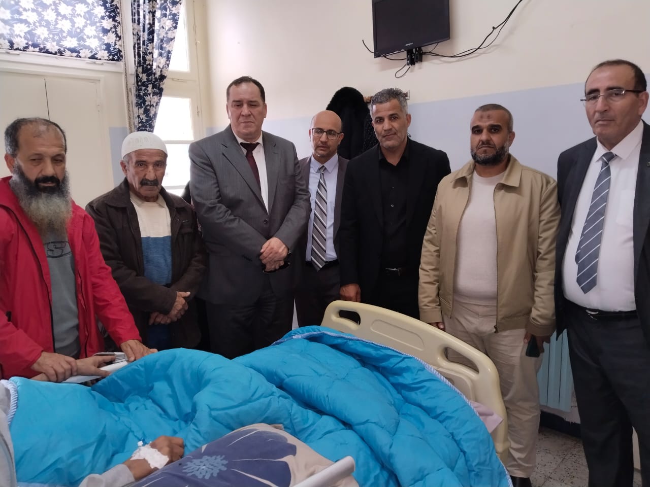 وزير الإتصال يزور الصحفي محمد لمسان المتواجد بالمستشفى بتيبازة