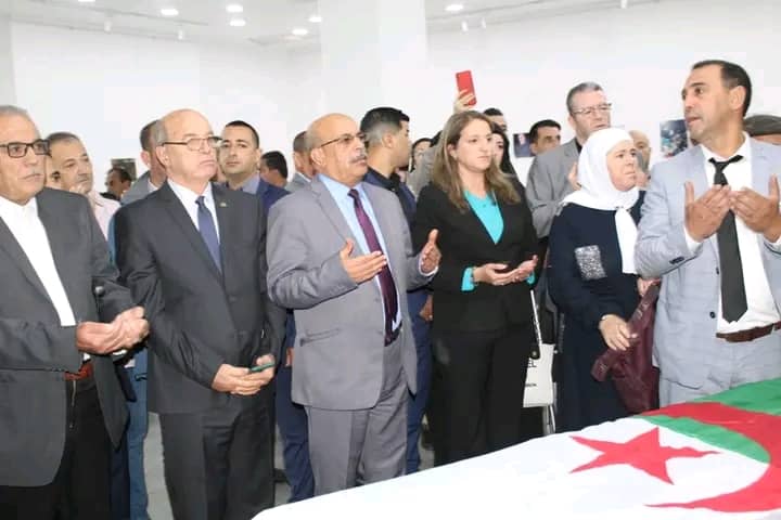 والي تيزي وزو يلقي النظرة الاخيرة على جثمان الفنان الراحل شريف حماني بحضور الاف من عشاق الفنان
