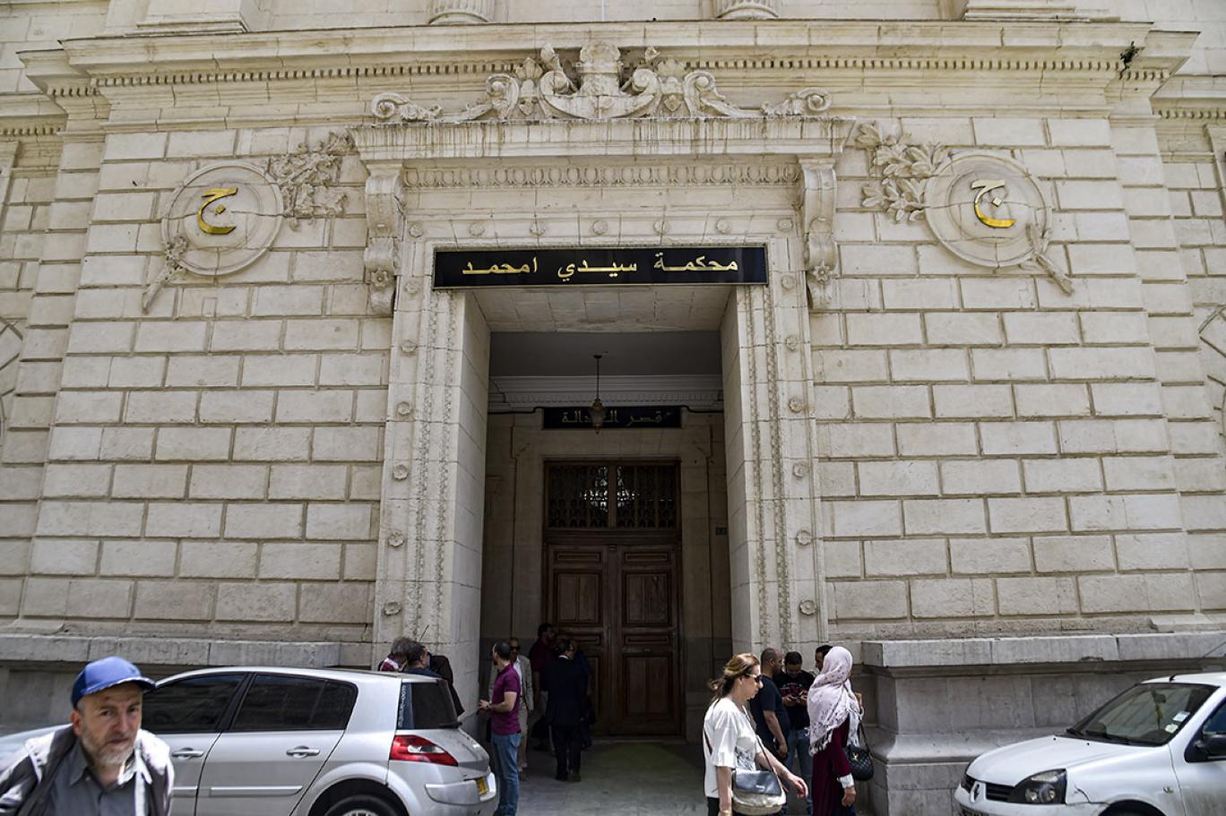 الإطاحة بشبكة من 36 شخصا تُهرّب المهاجرين وحجز 22 سيارة فاخرة