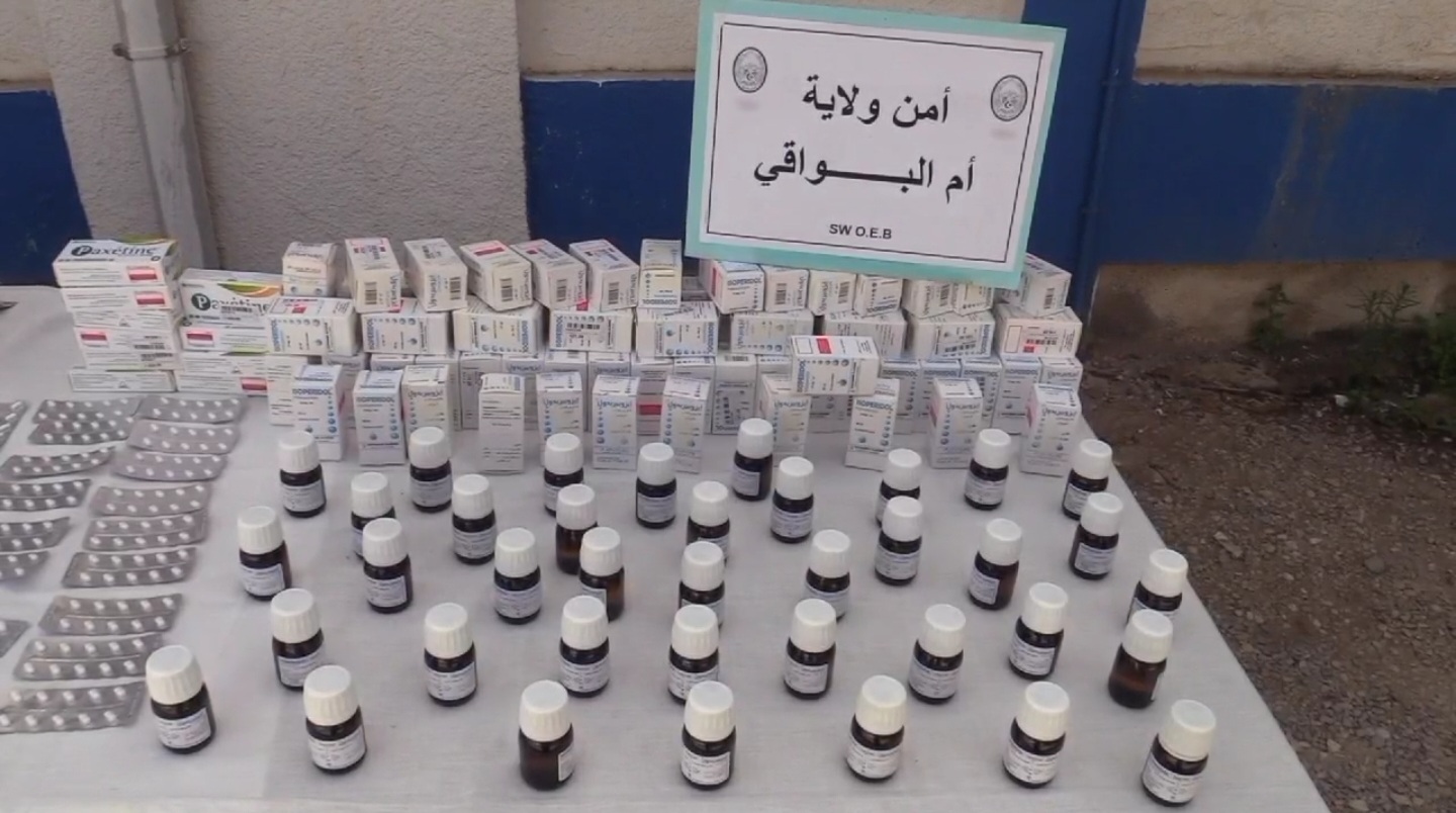 عين مليلة / الشرطة توقف شخصين وتحجز 1931 قرص و 101 قارورة لادوية مهلوسة وأسلحة بيضاء مختلفة محظورة 