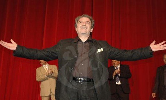 سيد أحمد أقومي, فنان محترف بمعايير عالمية
