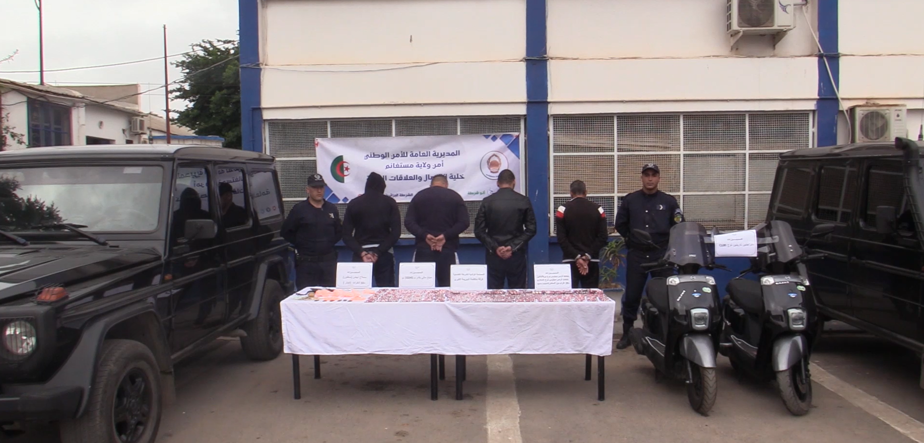 مستغانم/ فرقة مكافحة الجريمة الكبرى تضع حد لنشاط شبكتين اجراميتين من بينهما شقيقين و تحجز 4000قرص مهلوس وكمية من المخذرات و أسلحة بيضاء.