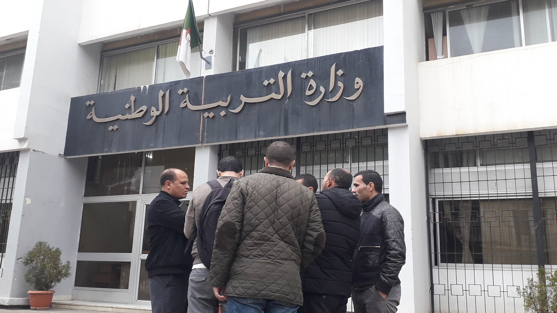 النقابة الوطنية للمشرفين والمساعدين التربويين تهدد باضراب ومقاطعة الدخول المدرسي
