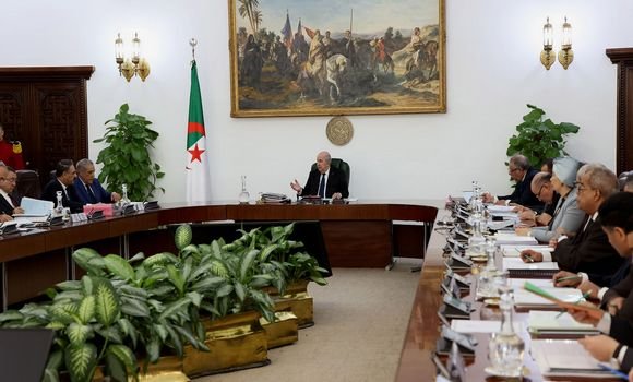 رئيس الجمهورية يترأس اجتماعا لمجلس الوزراء