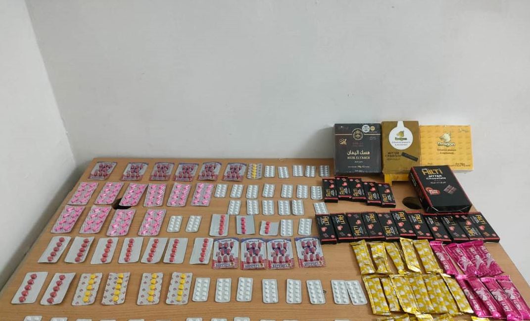 أمـــن ولايــة مستغانم يسجل 194 خرجة ميدانية تم من خلالها مراقبة 253 محل تجاري ويحجز مواد صيدلانية ومكملات غذائية أجنبية الصنع بدون رخصة وفوترة .