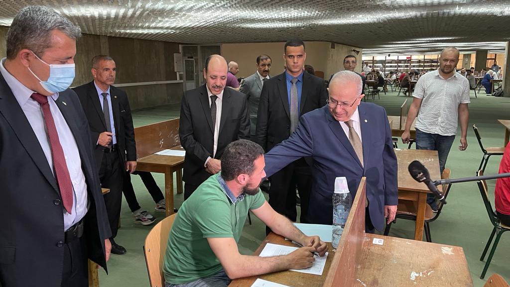 وزير الشؤون الخارجية يزور مركز الامتحان