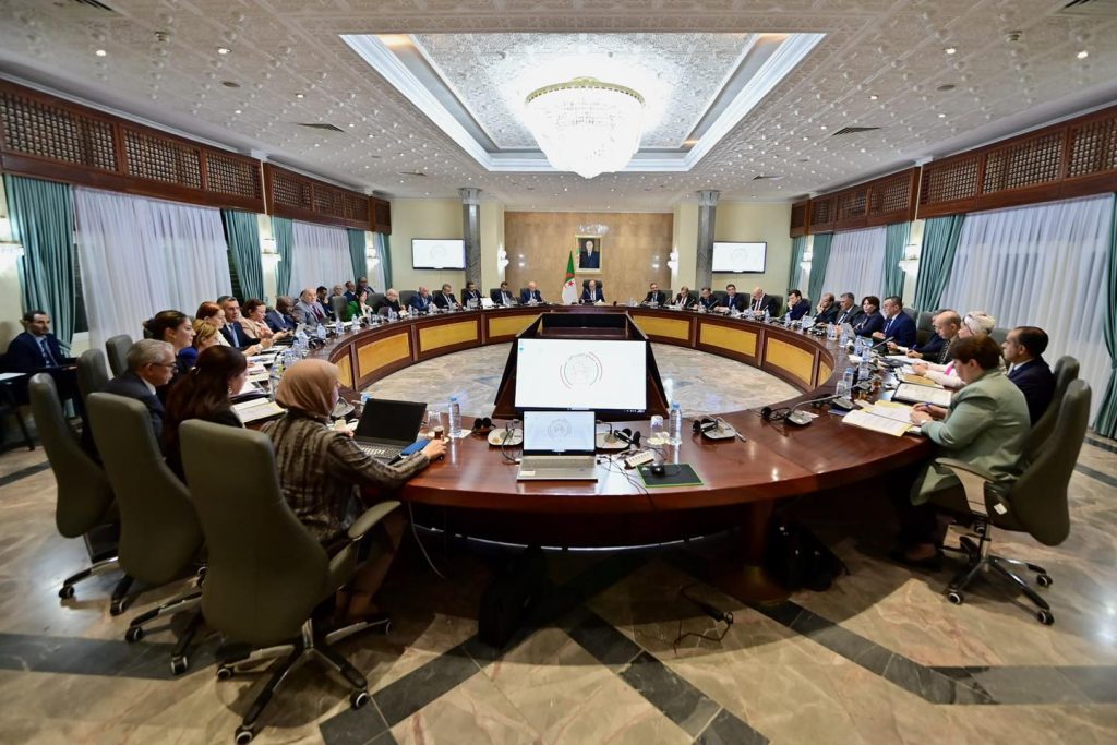 سيفي غريب يترأس اجتماعًا للحكومة
