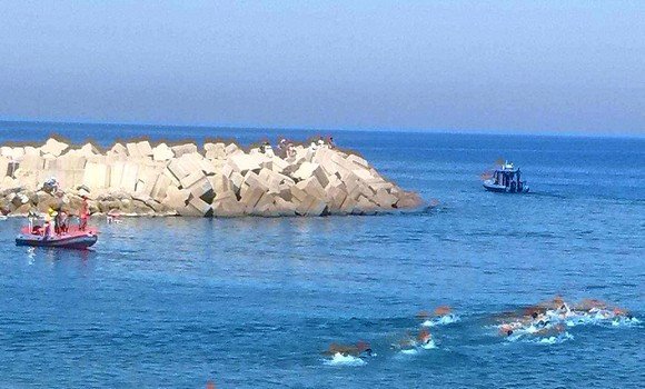 تيزي وزو: مشاركة 65 سباحا في العبور الكبير لجزيرة تيقزيرت