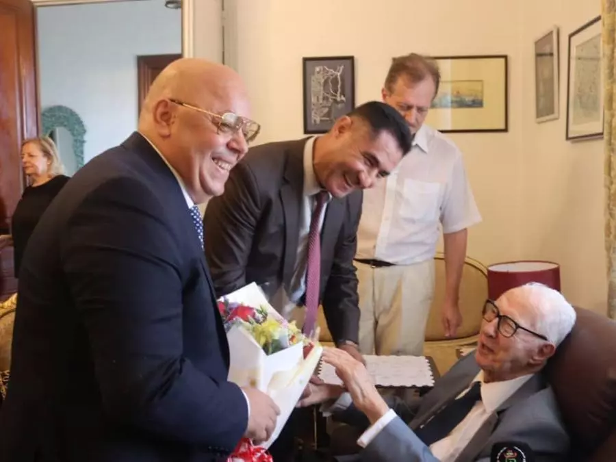 ربيقة يزور المجاهد الرمز محمد حاج حمو بمسكنه بالعاصمة