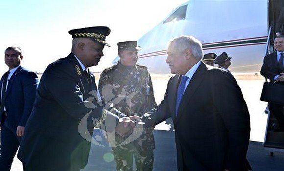 الوزير الأول يشرع في زيارة عمل إلى ولاية تندوف