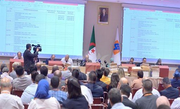 سونلغاز/طاقات متجددة: فتح الأظرفة الخاصة بالعروض المالية لمناقصة مشروع 2000 ميغاواط