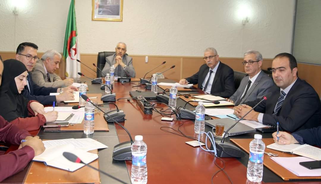 وزير النقل يترأس اجتماعا لمناقشة نشاط النقل البحري و مدى تطويره