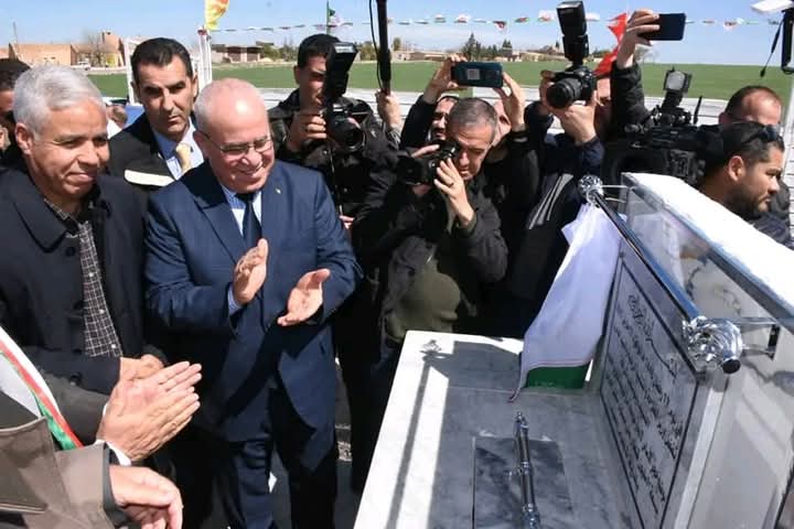 وزير الفلاحة والتنمية الريفية يعاين مشاريع فلاحية واعدة بولاية ميلة