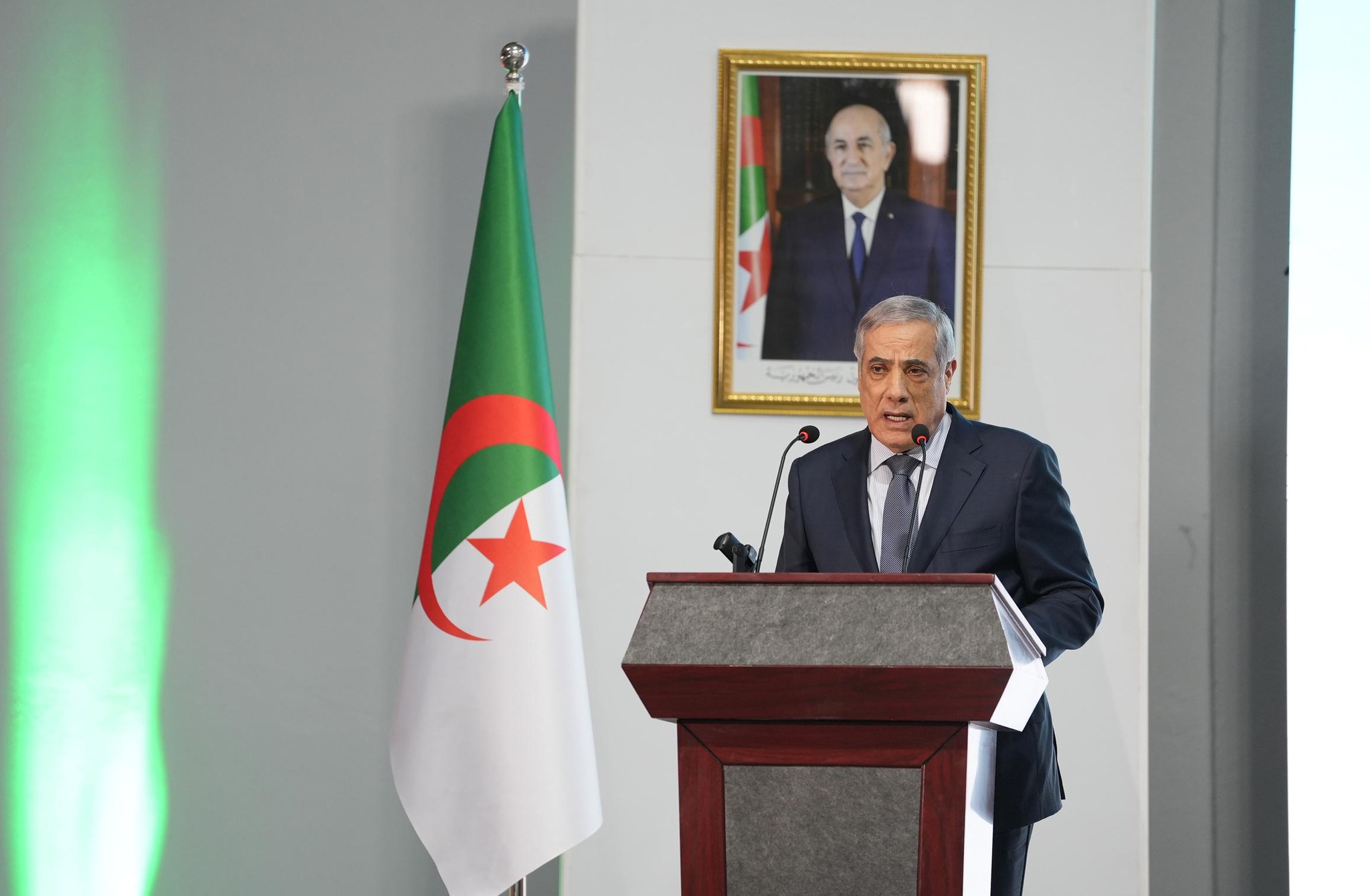 الوزير الأول يترأس اجتماعا جديدا للحكومة