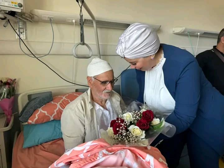 الدكتورة صورية مولوجي في زيارة للفنان عبد الحميد بو زاهر عميد الأغنية