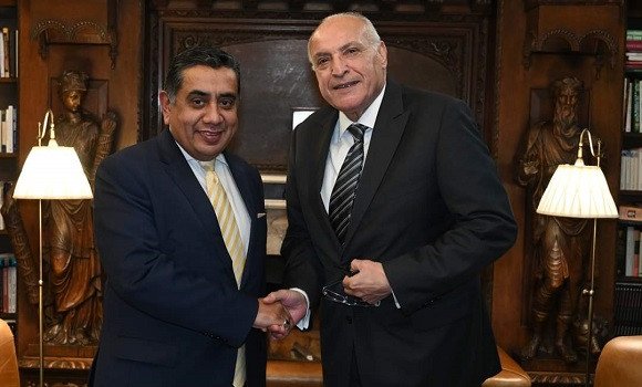 عطاف يجري مشاورات ثنائية مع وزير الدولة البريطاني للشؤون الخارجية