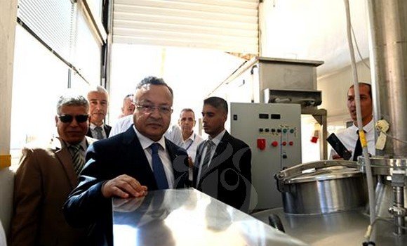 وزير التعليم العالي يتفقد مركز البحث في تطوير الطاقات المتجددة بالعاصمة