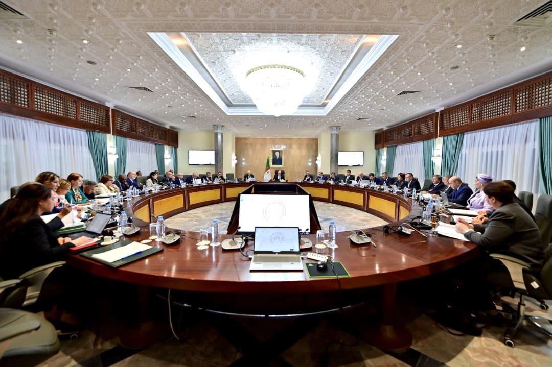 الوزير الأول يترأس اجتماعا للحكومة