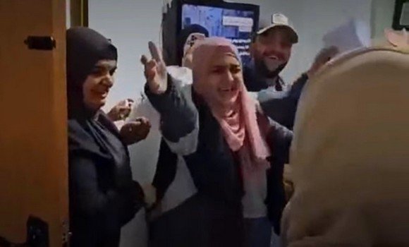 الاحتلال الصهيوني يفرج عن 39 امرأة و طفلا من الأسرى الفلسطينيين ضمن “صفقة تبادل الأسرى”