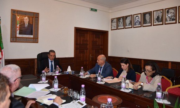 فلاحة: السيد هني يترأس اجتماعا مع مسؤولي القطاع حول ملف المزارع النموذجية