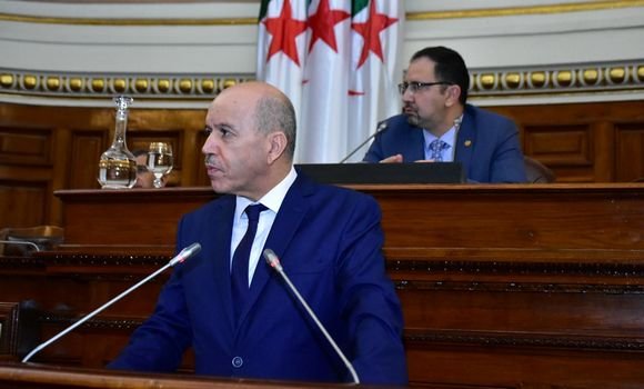 سايحي يبرز مجهودات الدولة في توفير الرعاية الصحية لسكان الجنوب