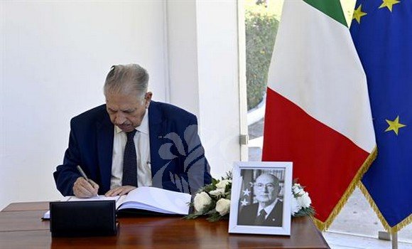 وفاة الرئيس السابق الايطالي جورجيو نابوليتانو: قوجيل يوقع على سجل التعازي بمقر سفارة إيطاليا بالجزائر