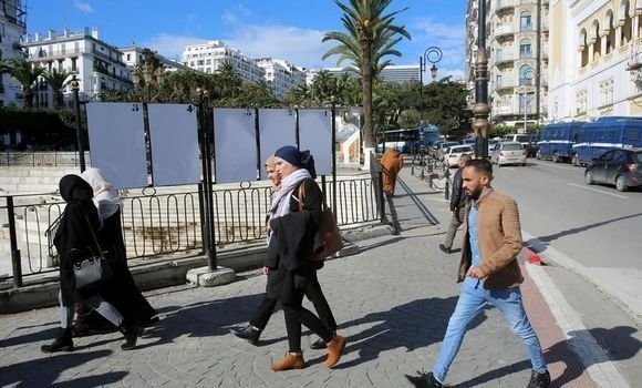 رئيس الجمهورية يشدد على إشراك الطاقات الشبابية في مشروع إعادة تأهيل السد الأخضر