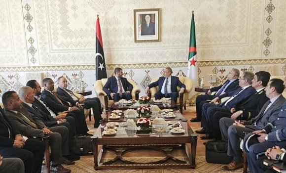 وزير الداخلية يتحادث مع نظيره الليبي