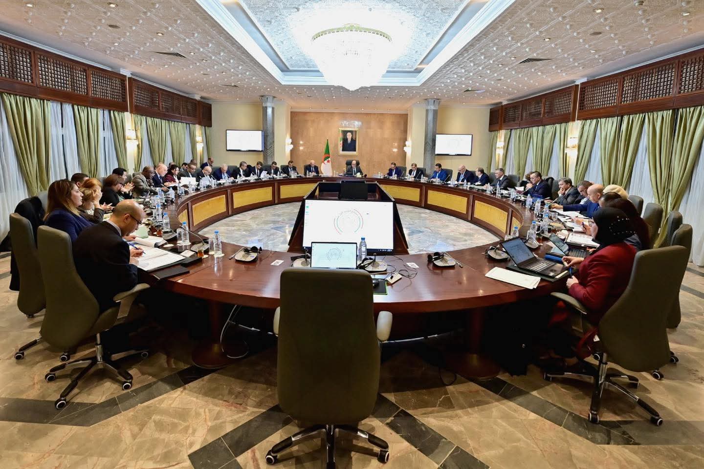 الوزير الأول يترأس اجتماعا للحكومة